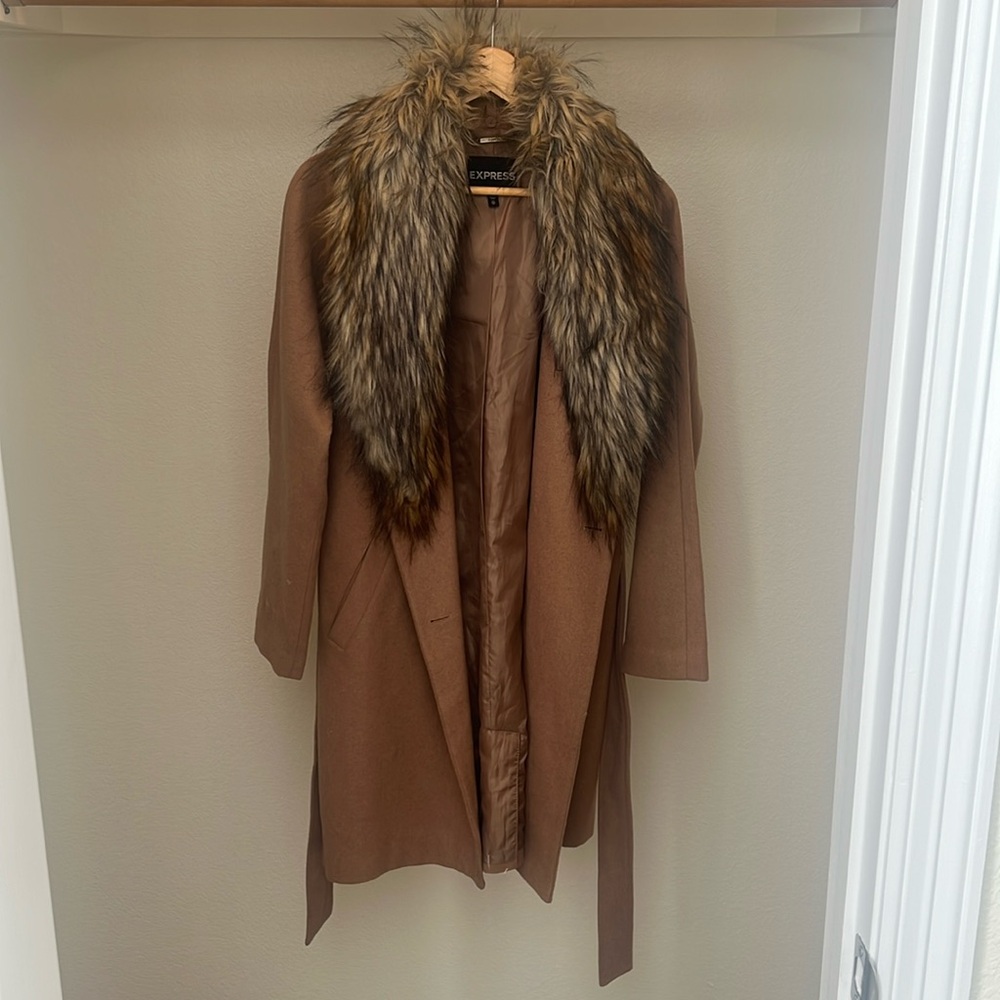 Trench coat with detachable faux fur